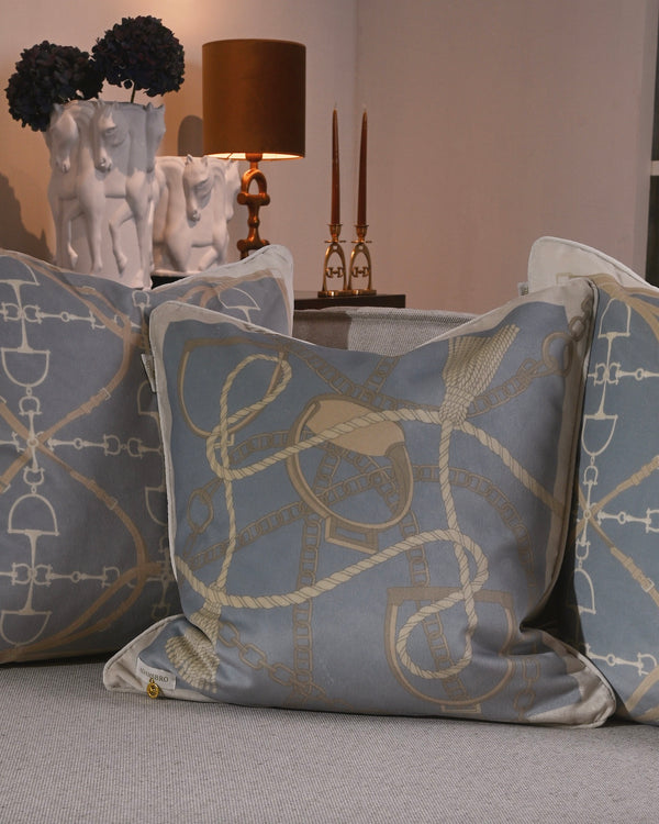 Chain Cushion in light blue