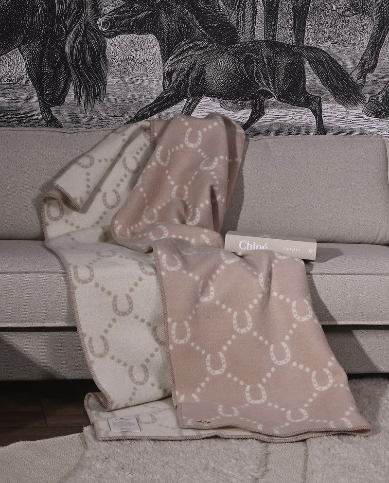 HORSE SHOE THROW POWDER PINK